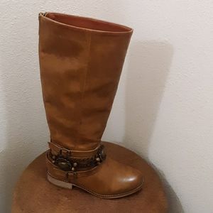 🏜New/without tags/ Ladies boots /faux leather/run small